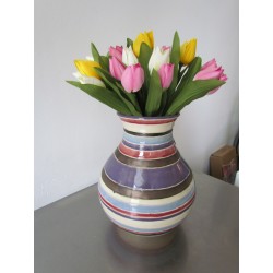 stenen vaas met zijden tulpen